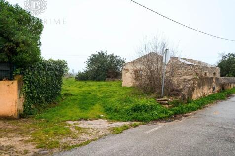 Plot with a house for refurbishment in Bela Salema, Faro