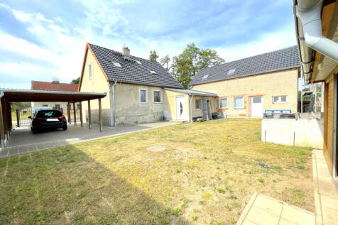 Innenhof mit Carport
