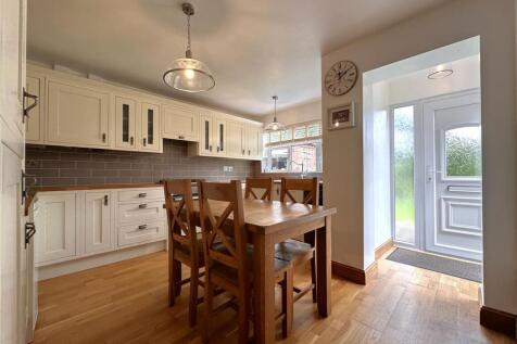 Spacious Dining Kitchen 044