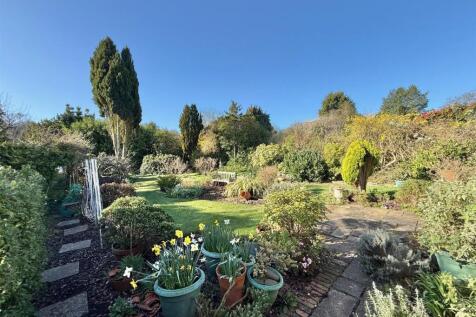 36 Shenfield Crescent garden.jpg