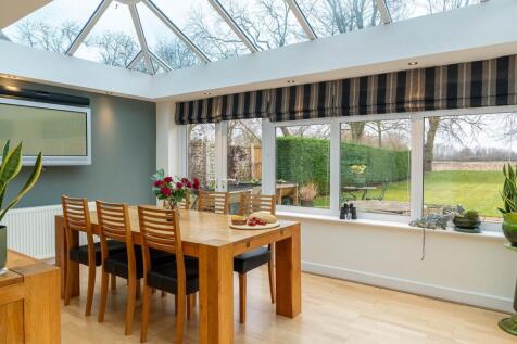 Garden room for dining