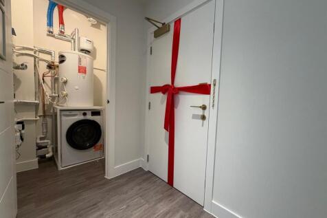 LUXURY APARTMENT- GLASSWATER LOCKS, BIRMINGHAM, B4 photo 5