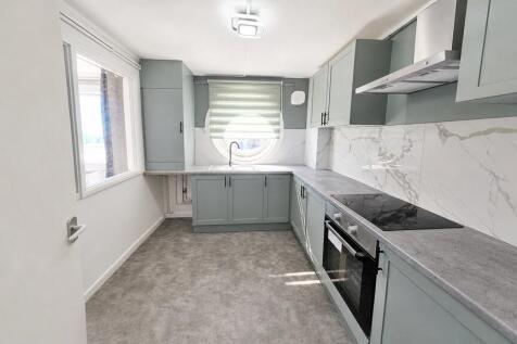 Modern kitchen with stylish marble splashback...
