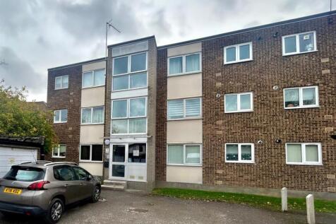 2-bed flat on Chaplaincy Gardens, Hornchurch, £1,550/mo