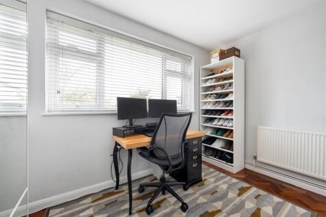 Snakes Lane West, IG8