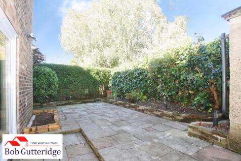 ENCLOSED REAR GARDEN