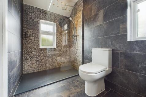 House - En-Suite to Master Bedroom