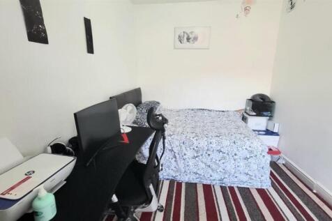 Bright, simply furnished double bedroom with a ...