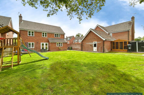 Modern Detached 4 Bedroom Property
