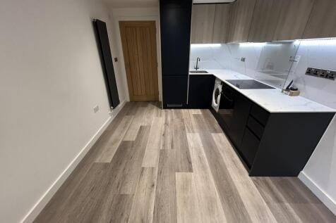 1-bed flat on Bagshot Manor, Green Lane, Bagshot, Surrey, £1,145/mo