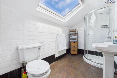 Ensuite with skylight