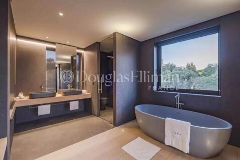 Bathroom Natural light Carpet Tile