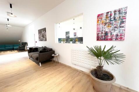 679 First Floor Communal area.jpg