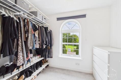 WALK IN DRESSING ROOM