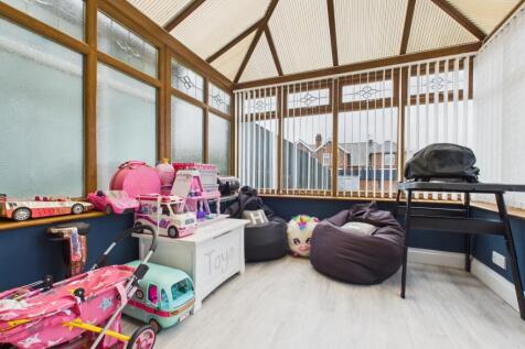 CAM03729G0-PR0179-STILL021