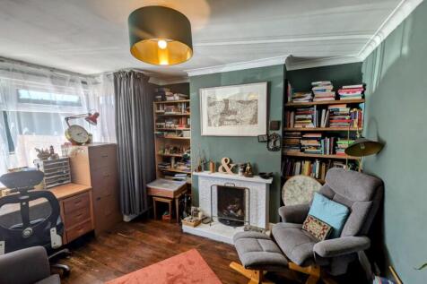 24 Church Rd lounge 2.jpg