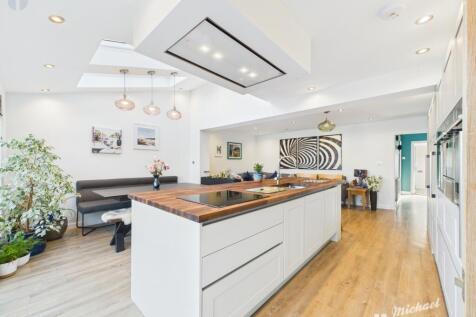 CAM03218G0-PR0553-STILL010