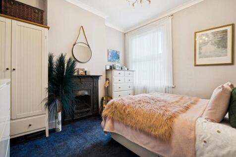 15 Boundary Road, London SW19 bedroom.jpg