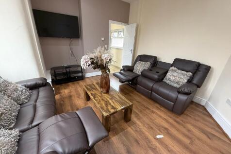 Well-presented living room with comfortable lea...