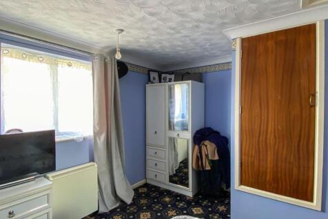 Bedroom 1 recess.jpg