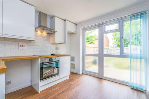Meadvale, Horsham, RH12 photo 3