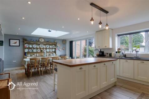 KITCHEN / DINING /