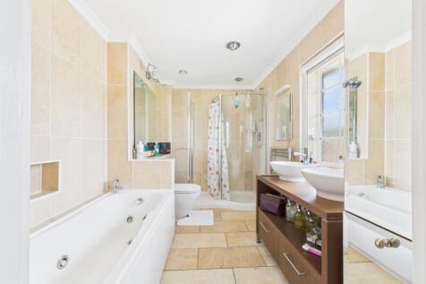 16. CAM04922G0-PR0010-STILL018