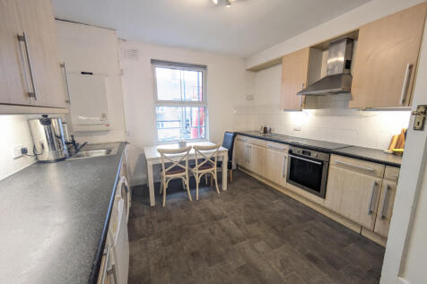 Spacious &amp; chain free2 bed flat with a very long 