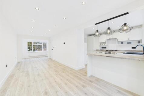 Spacious Lounge/Dining Room