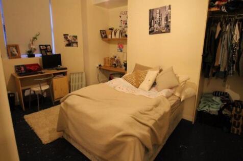 A spacious and well-maintained double bedroom f...