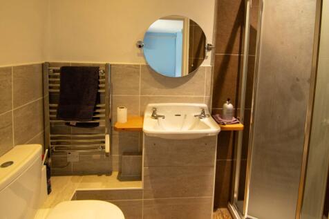 Rear small bedroom WC