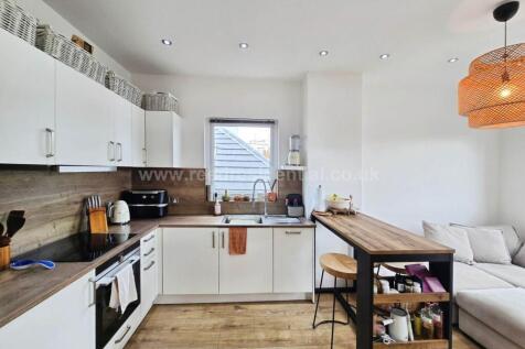 Whitefriars Crescent, Westcliff On Sea photo 3