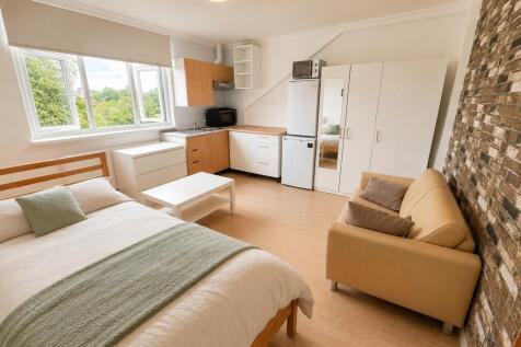Bright &amp; Modern Self-Contained Studio Flat with R