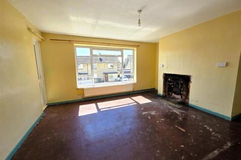 13 Weller Road - Lounge.jpg