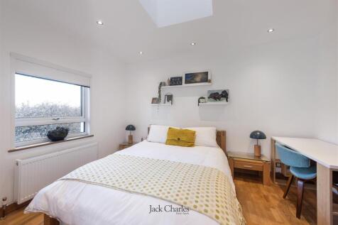 Whiteposts, Gorse Hill, DA4 0JU 020.jpg