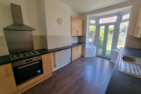Three bedroom family home with Bathroom and groun