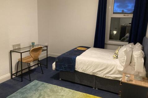 Room 6 at £650 pcm