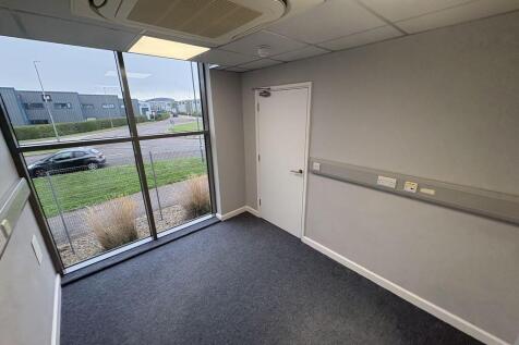 OFFICE SUITE WITH EXCELLENT ROAD LINKS TO LET photo 3