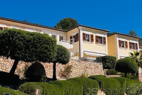 Exceptional property in a prime location with unrivalled views over the golf course in northern Mallorca