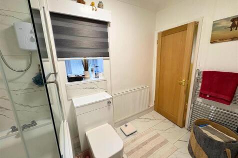 Bathroom c (edit).jpg