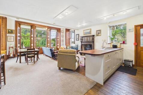 KITCHEN / LIVING ROOM