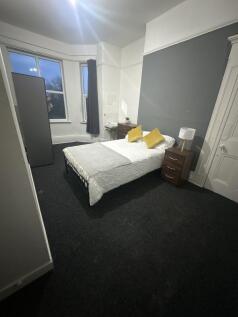 Bright, well-presented double bedroom with a co...