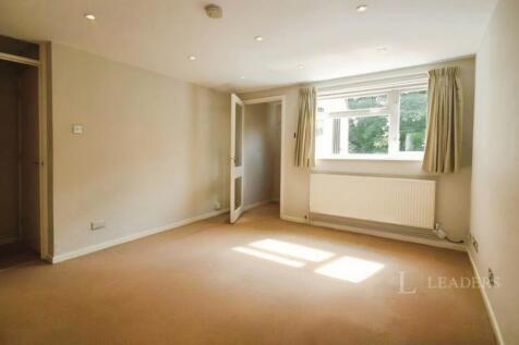 Randalls Way, KT22 photo 3