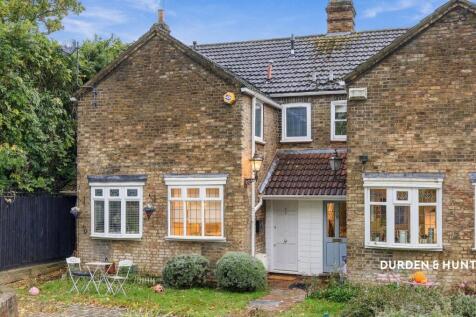 2-bed semi-detached on High Road, Chigwell, IG7, £2,300/mo