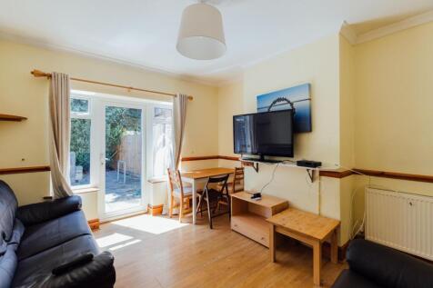 5-bed house on Oaklands Avenue, Loughborough, £2,275/mo