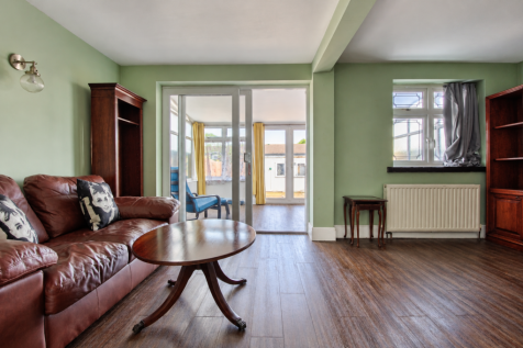 Udall Gardens, Romford, RM5 2LA photo 3