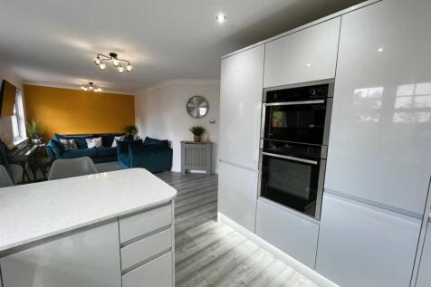 DINING KITCHEN/FAMILY AREA