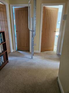 21 Great Close - Landing.jpg