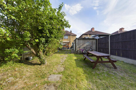 Woodlands Avenue, Eastcote, HA4 photo 4