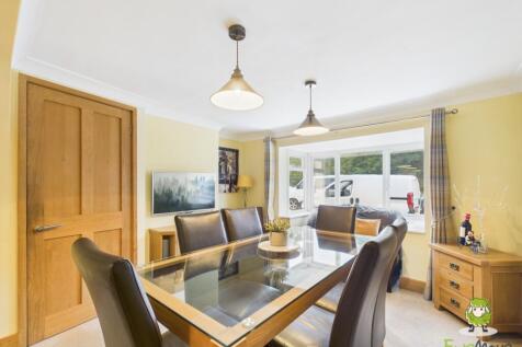 EweMove Estate Agents Basingstoke - Dursley Cottag